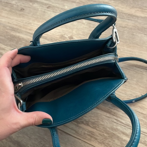 Matt & Nat Retro Teal Circular Vegan Leather Crossbody Bag - Picture 9 of 12
